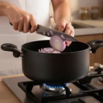 قابلمه نچسب 28*13.5 سانتی متر 7.7 لیتر مشکی منچستر ریوالد 6503128-0411 | ریوالد ایران